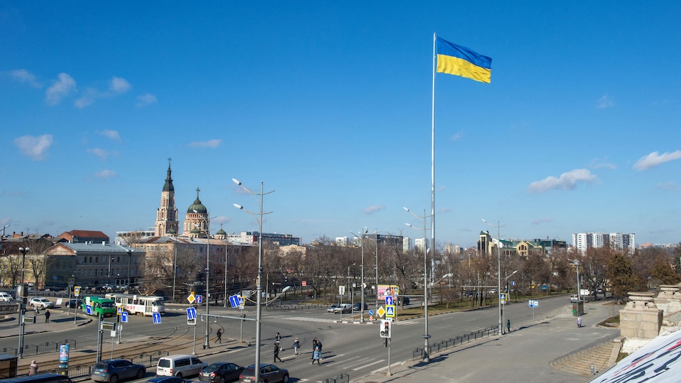 Paysage de la ville de Kharkiv avec le drapeau ukrainien.