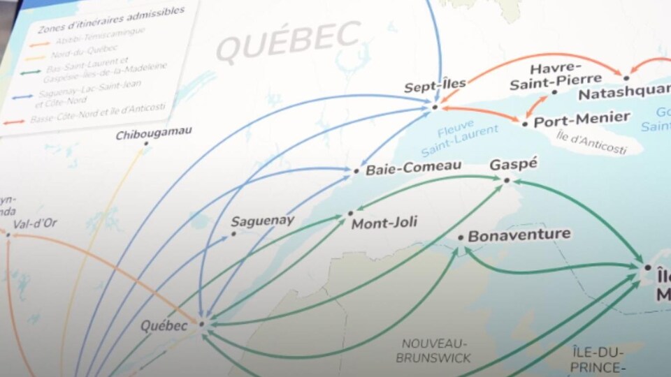 Une carte du Québec indique les destinations comprises dans le plan de transport aérien régional du gouvernement Legault.