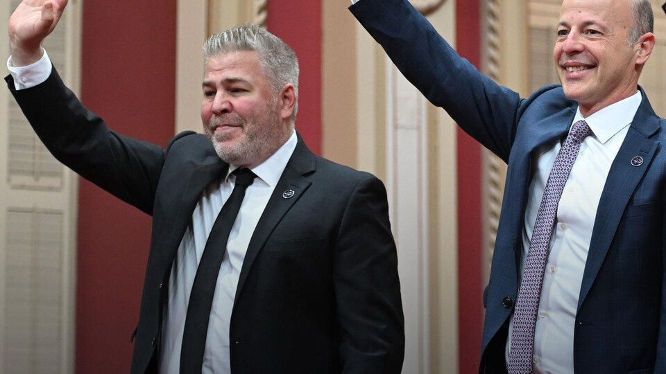 De gauche à droite, les députés du Parti québécois Pascal Bérubé et Joel Arseneau pour leur assermentation. 