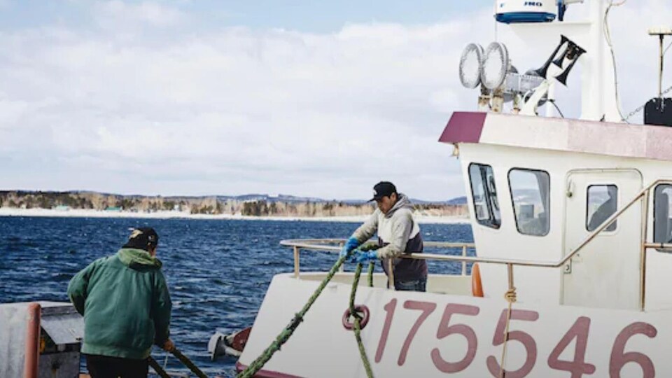 Bateau de pêche prêt à partir pour la mer.