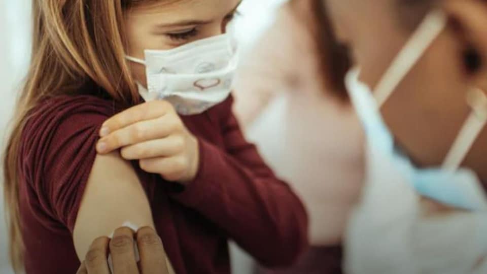 Une fillette se fait vacciner contre la COVID-19.
