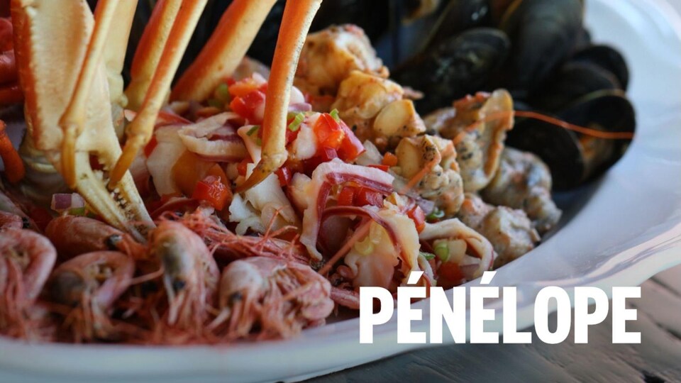 Des crevettes, des macres de stimpson, des moules et des bourgots dans une assiette.