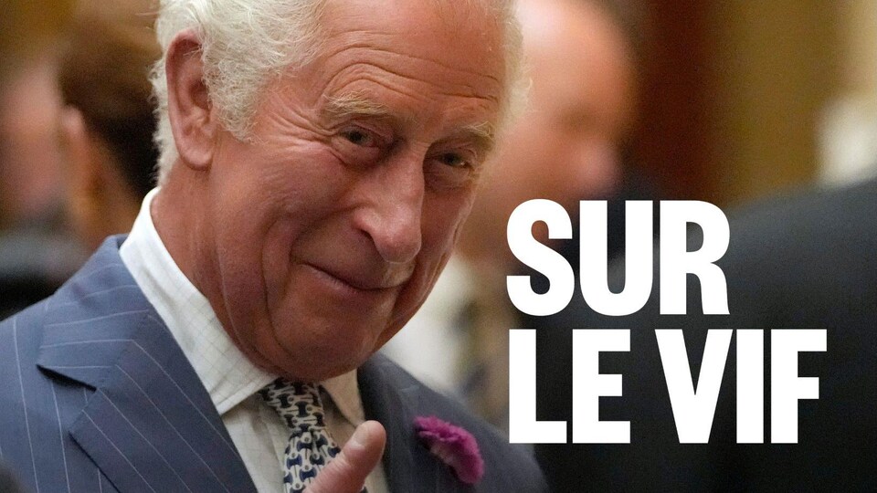Le roi Charles III, souriant.