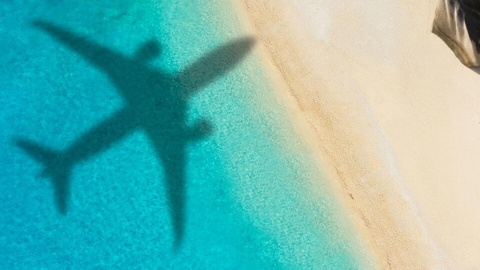 Le reflet d'un avion dans l'eau.