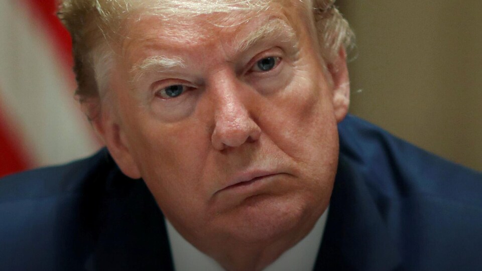 Le président américain Donald Trump, l'air songeur, regarde son interlocuteur pendant une conférence de presse à la Maison-Blanche.
