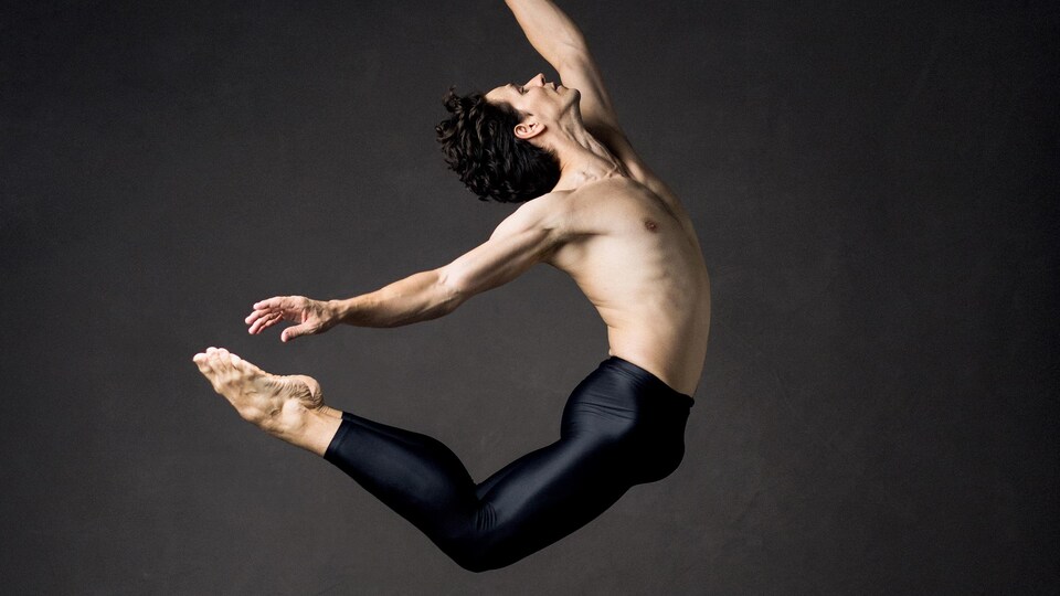 Un danseur au milieu d'un saut.