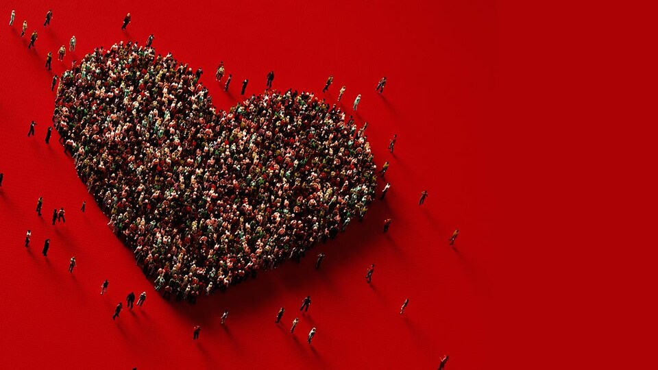 Une foule de personnes réunies pour former un coeur.