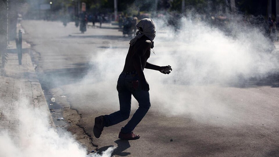 Un homme manifeste