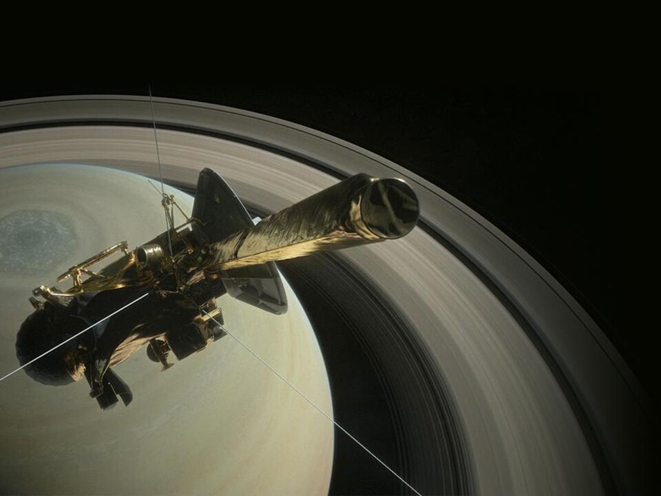 La sonde Cassini survolant l'hémisphère Nord de Saturne.