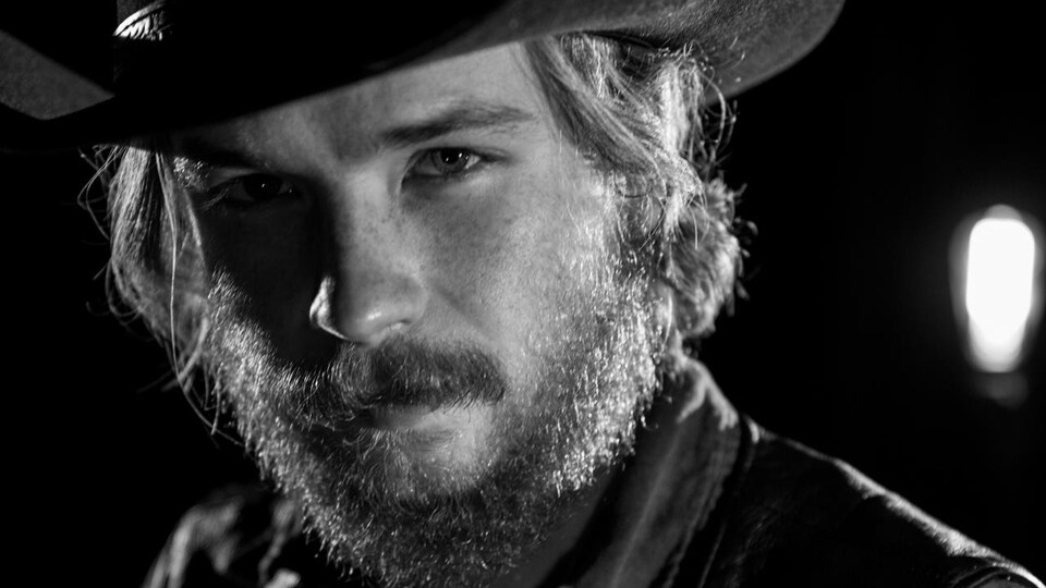 Portrait en noir et blanc de Colter Wall, auteur-compositeur-interprète originaire de la Saskatchewan.