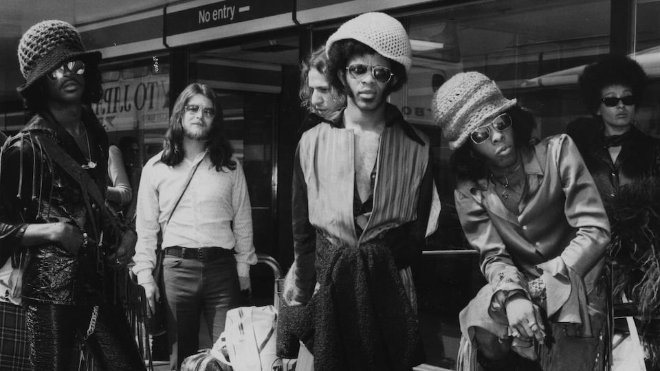 Les six membres du groupe Sly and the Family Stone posent pour les caméras. 