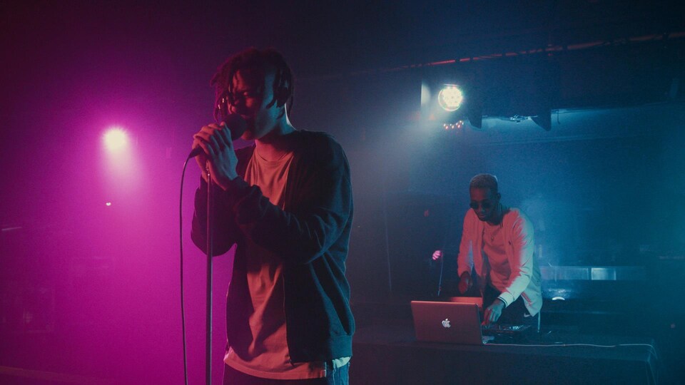 Le rappeur est en pleine prestation.