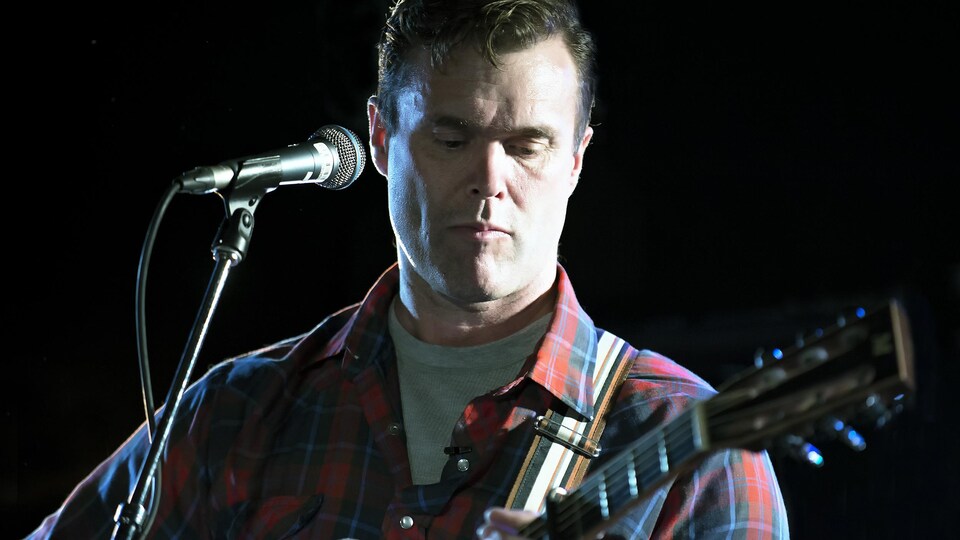 Le chanteur Corb Lund.