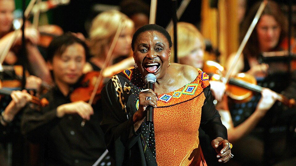 Miriam Makeba en spectacle.