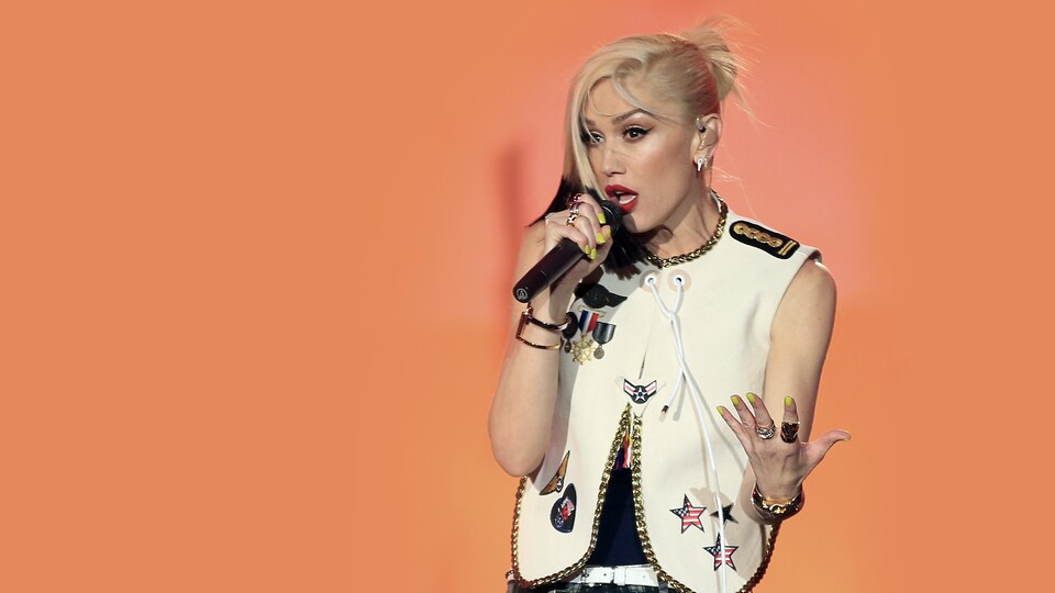 Gwen Stefani seule sur scène.