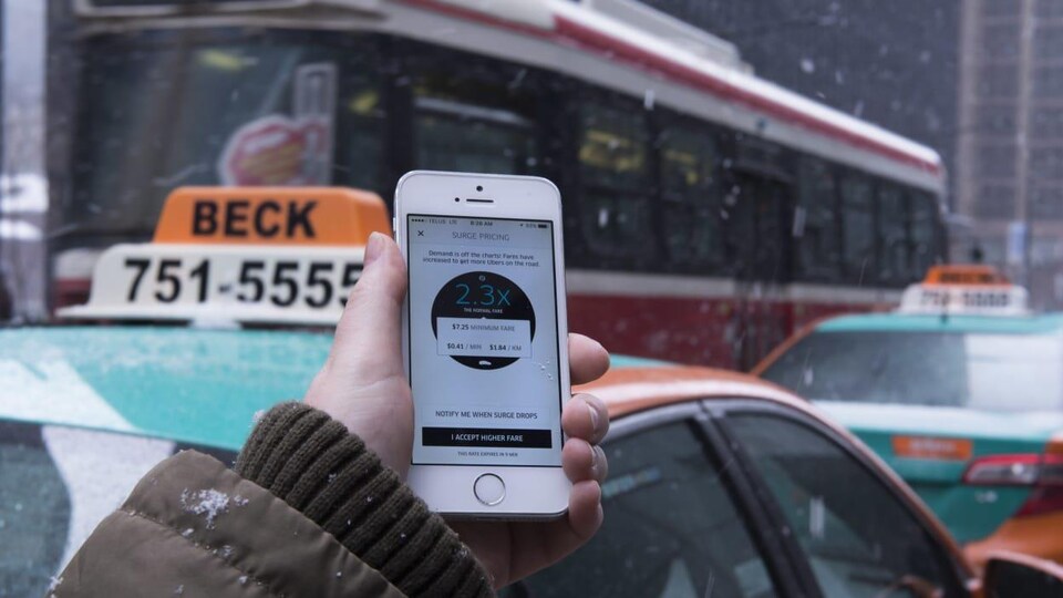 Une personne tient un téléphone intelligent.