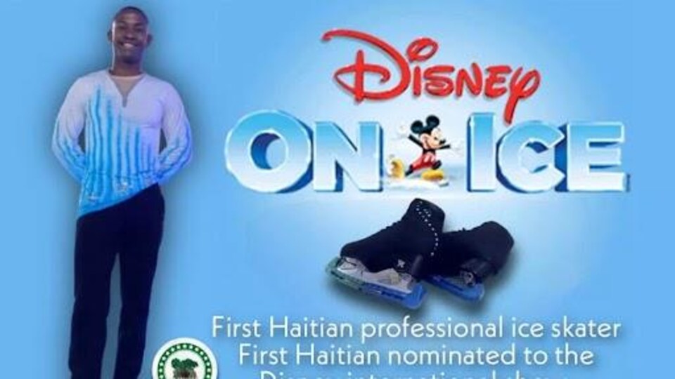 Un jeune homme pose à côté des mots Disney on Ice.