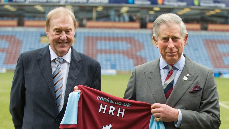 Él está sosteniendo una camiseta con Su Alteza Real escrita en ella.