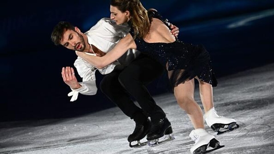 Un couple de danseurs sur glace