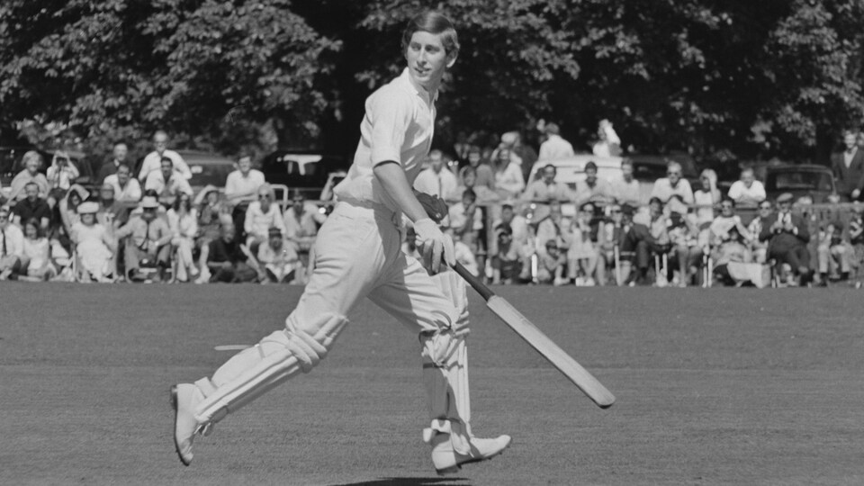 Una foto en blanco y negro lo muestra con un bate en la mano derecha.