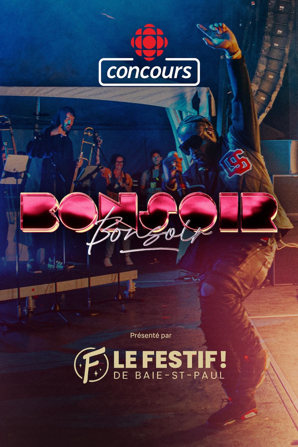 Des musiciens sont sur une scène alors que la nuit est tombée.