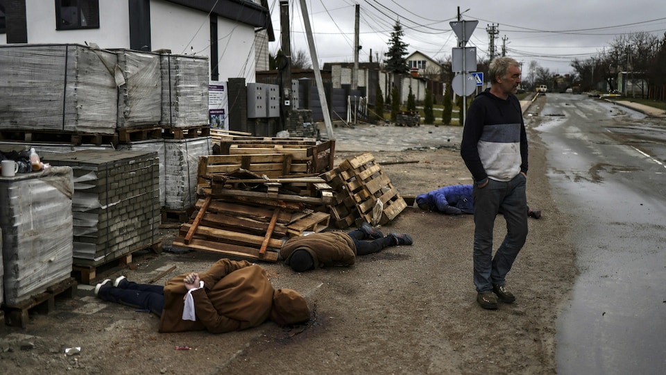 Des cadavres dans les rues de Boutcha, près de Kiev, lors du retrait des Russes au début avril 2022. La ville était assiégée par les Russes depuis le 27 février. 