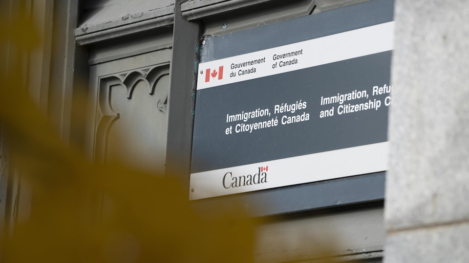 Entrée des bureaux du ministère de l'Immigration, des Réfugiés et de la Citoyenneté à Montréal.
