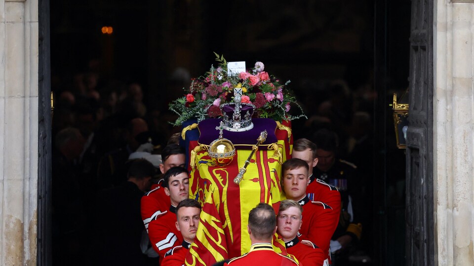 Le cercueil de la reine Élisabeth II est transporté à l'extérieur de l'abbaye de Westminster après les funérailles d'État le 19 septembre 2022, à Londres.