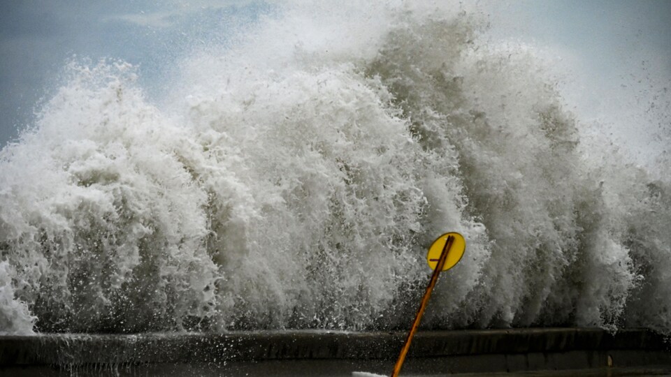 Une vague immense provoquée par l'ouragan Ian, à Cuba.