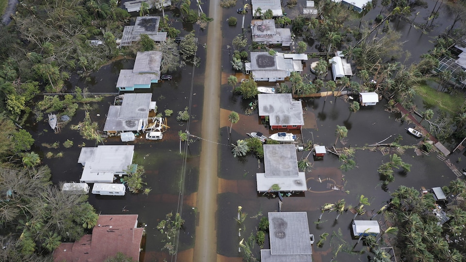 Une vue aérienne des maisons inondées après le passage de l'ouragan Ian à Port Charlotte, en Floride.