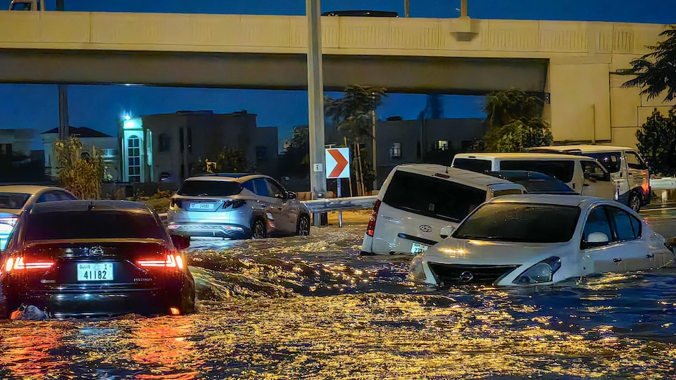 Des voitures prises sur une route inondée à Dubaï le 17 avril 2024. 