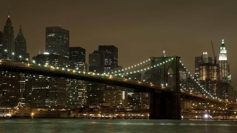 Une vue du pont de Brooklyn et New York la nuit