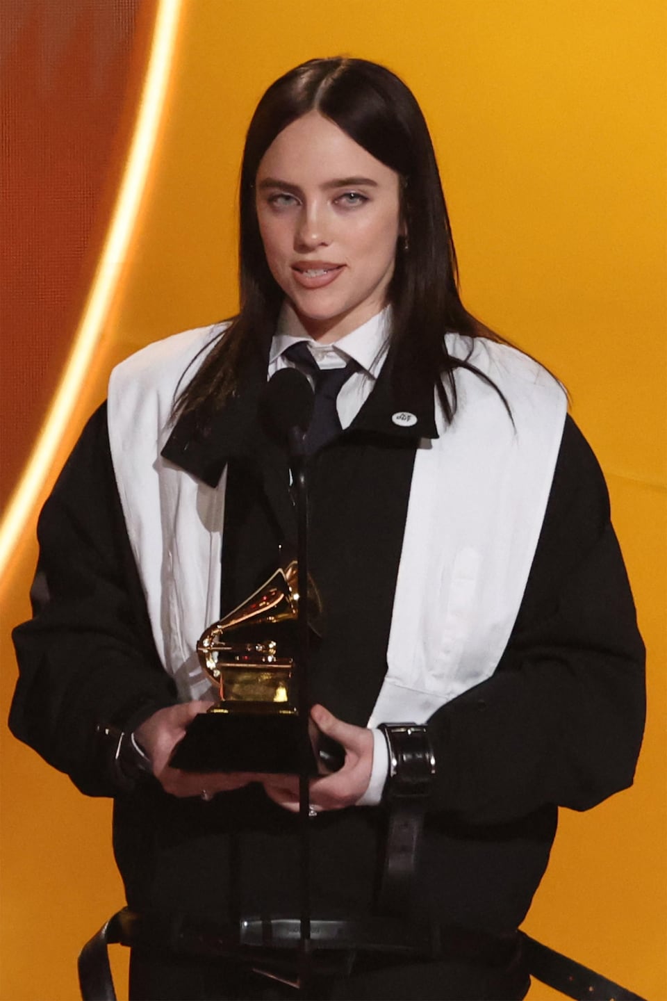 Billie Eilish tenant un trophée Grammy.