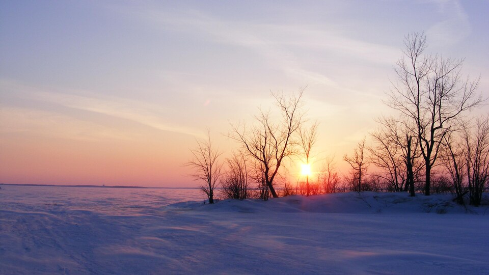 coucher de soleil sur un lac gelé