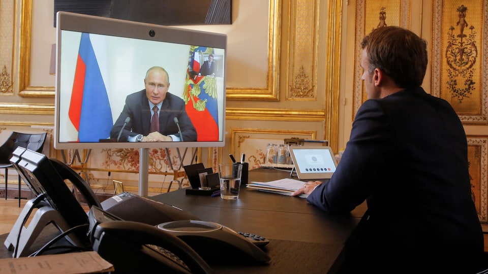 Emmanuel Macron s'entretient avec le président russe Vladimir Poutine virtuellement.