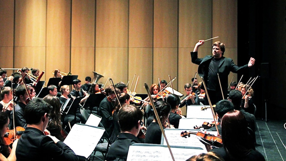 Le chef Jean-Philippe Tremblay dirige l'Orchestre de la Francophonie.