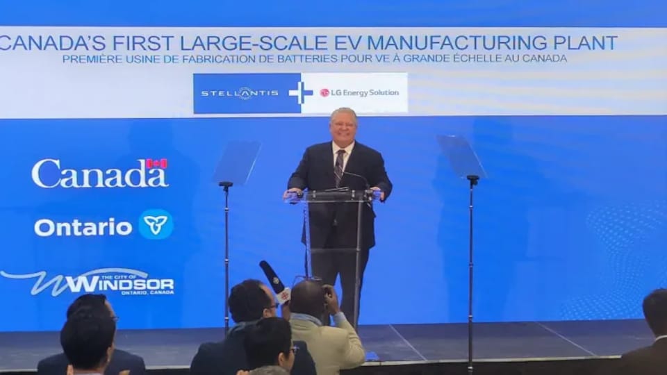 Le premier ministre Doug Ford au lutrin, lors d'une annonce sur des investissements pour le secteur automobile. 