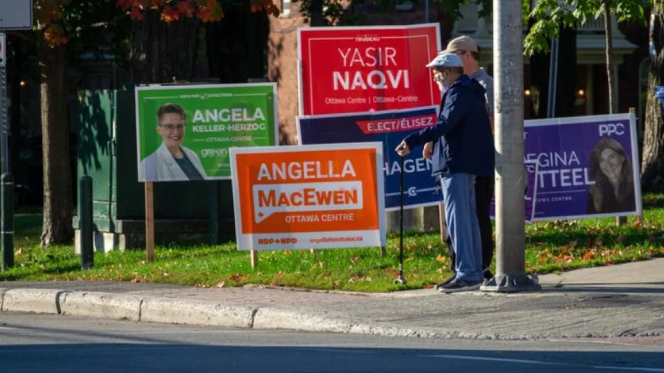 Des pancartes électorales à Ottawa.