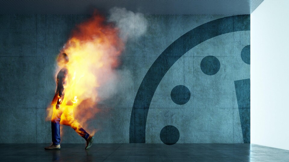 Une personne en feu marche.