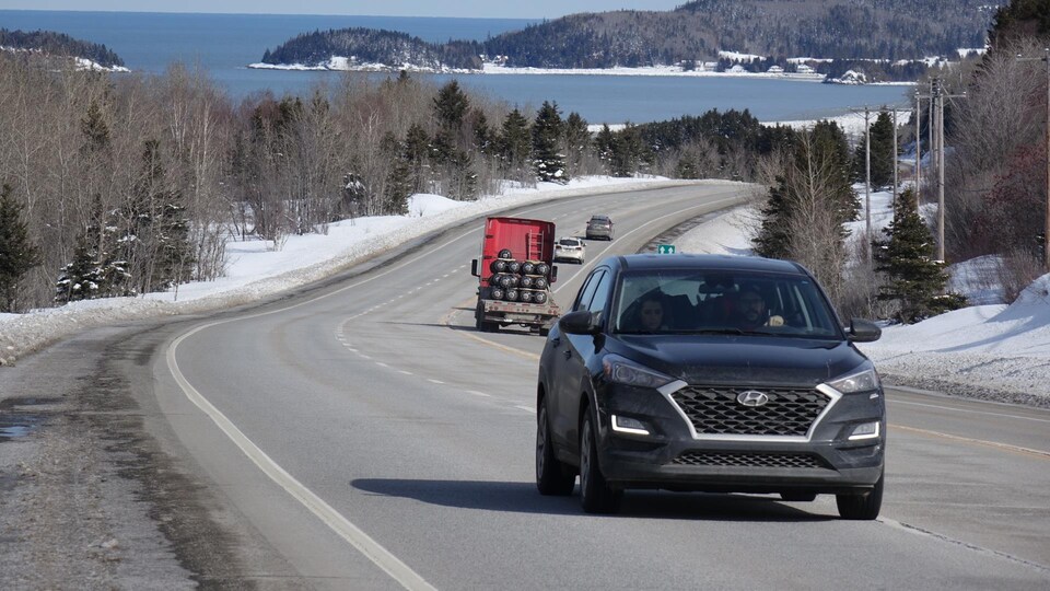 Des véhicules circulent sur la route 132 près du parc du Bic.