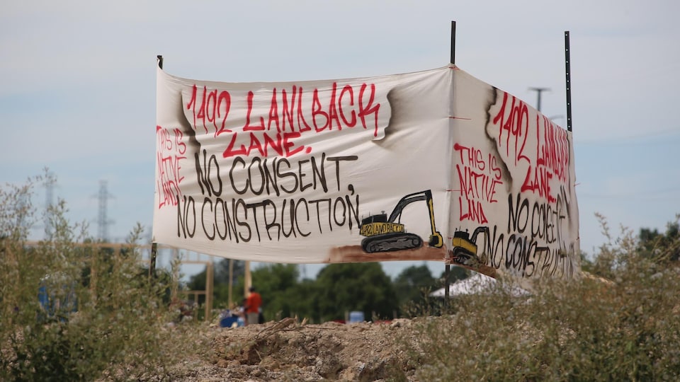 Une pancarte érigée sur le chantier de construction de McKenzie Meadows où il est écrit « pas de consentement à la construction, c'est un territoire autochtone ».
