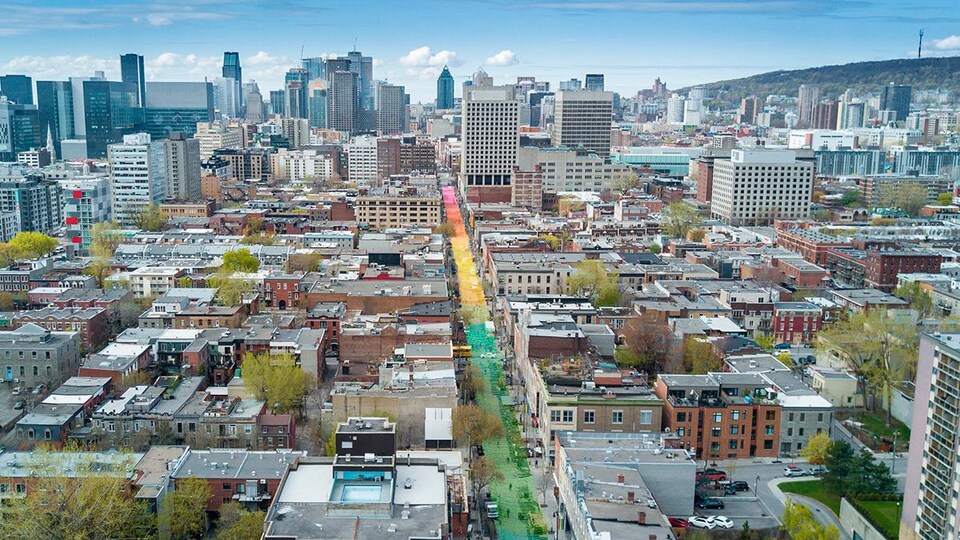 Une vue aérienne de l'installation multicolore.