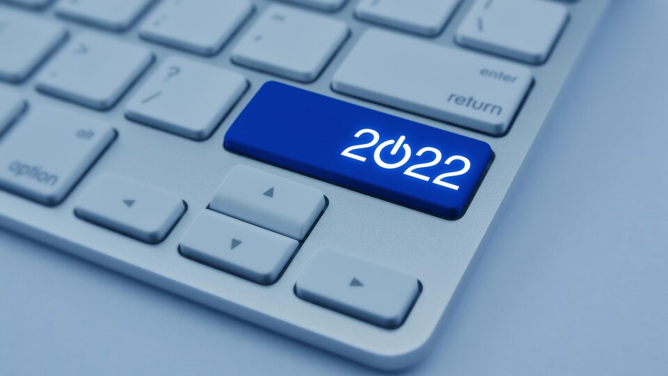 Un bouton de clavier où il est inscrit 2022.