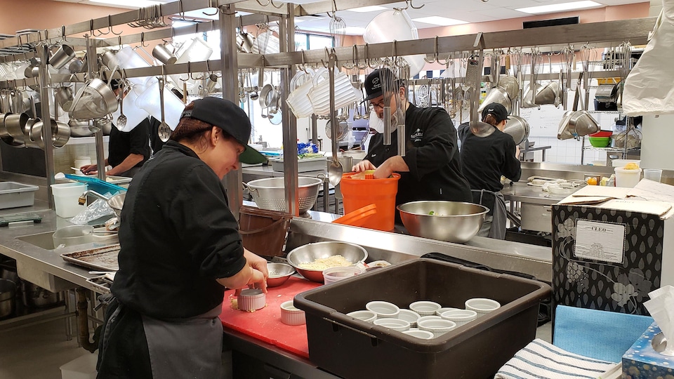 Des élèves en cuisine au Centre de formation professionnelle 24-Juin.