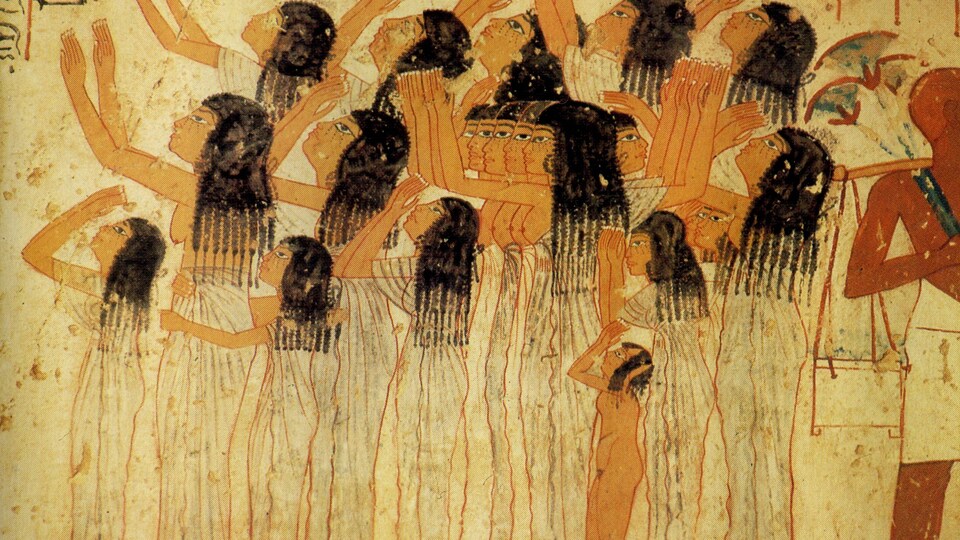 Des femmes de l'Égypte antique regardent vers le ciel en levant les bras.