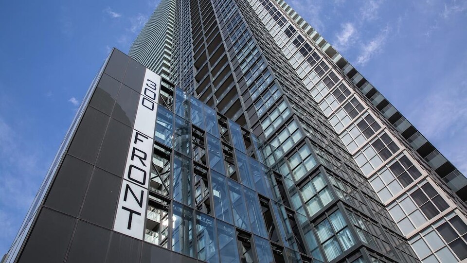 Une tour de condos.
