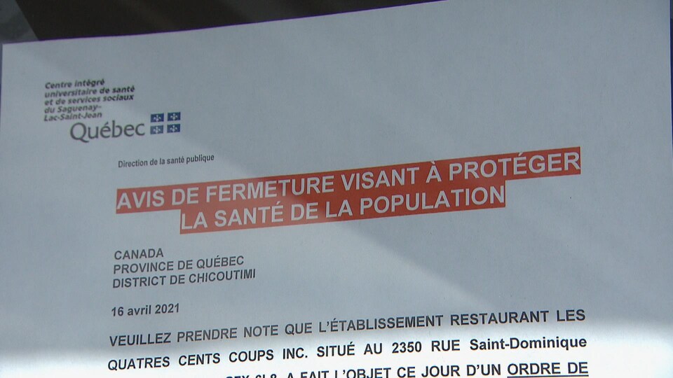 Un avis de fermeture est placardé sur la porte du lieu.