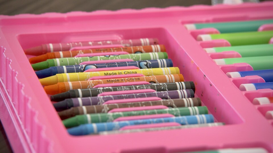 Des crayons de cire avec l’inscription « Fabriqué en Chine ».