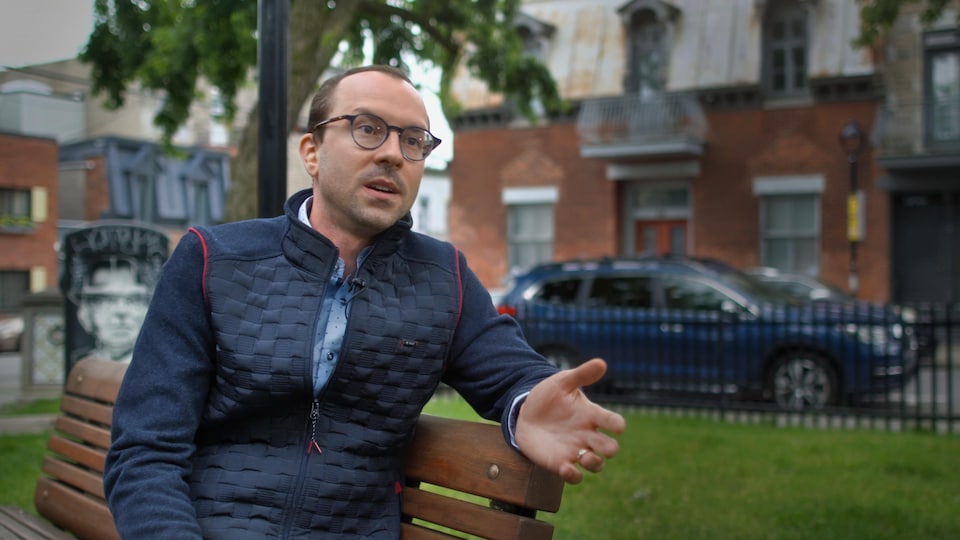 Hubert Lamontagne de l'APA dans un parc, durant une interview.