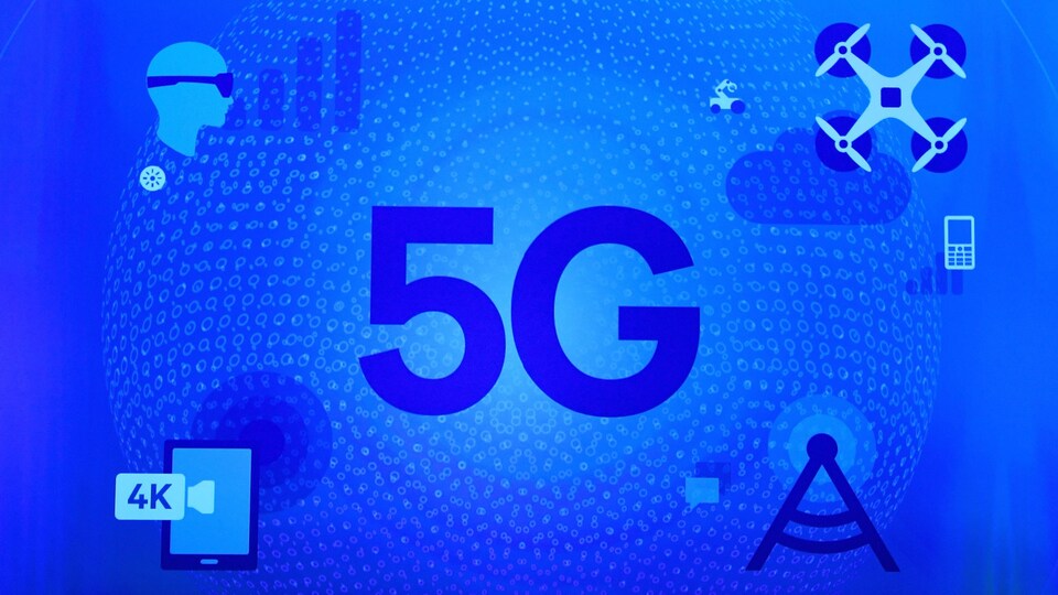 Un pictogramme à l'effigie du 5G : on y voit un individu qui porte des lunettes de réalité virtuelle, un drone, un téléphone dont l'écran affiche une résolution 4K et une tour de téléphonie cellulaire.